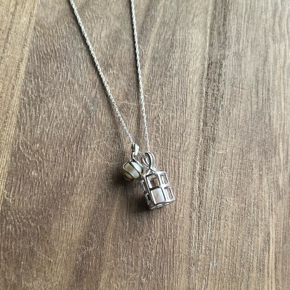 Vantel Pearls 3 Necklaces ans 1 extra charm - Picture 8 of 9